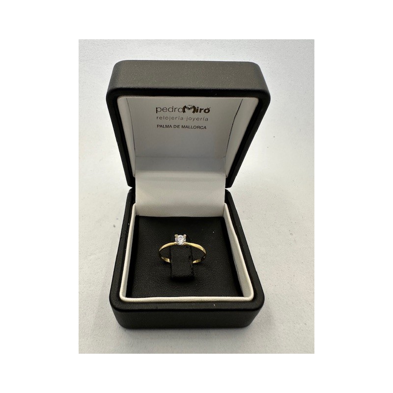 Anillo de ORO amarillo de 18 KTS, con circonita.