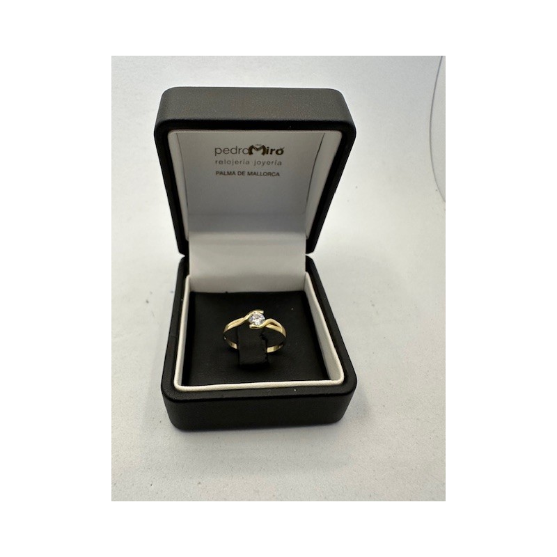 Anillo de ORO amarillo de 18 KTS, con circonita.