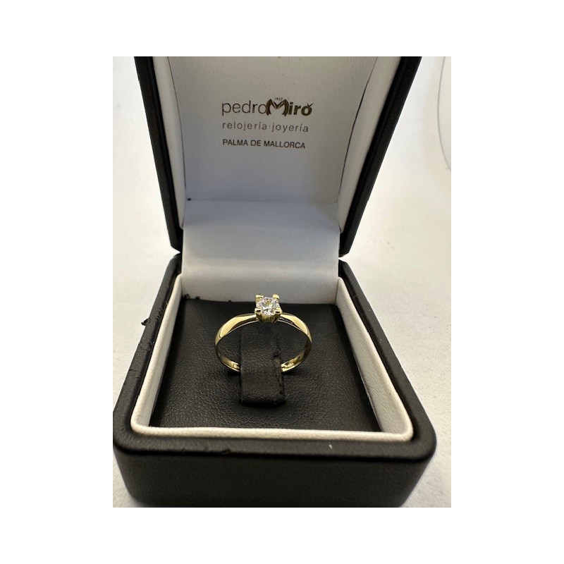 Anillo de ORO amarillo de 18 KTS, con circonita.